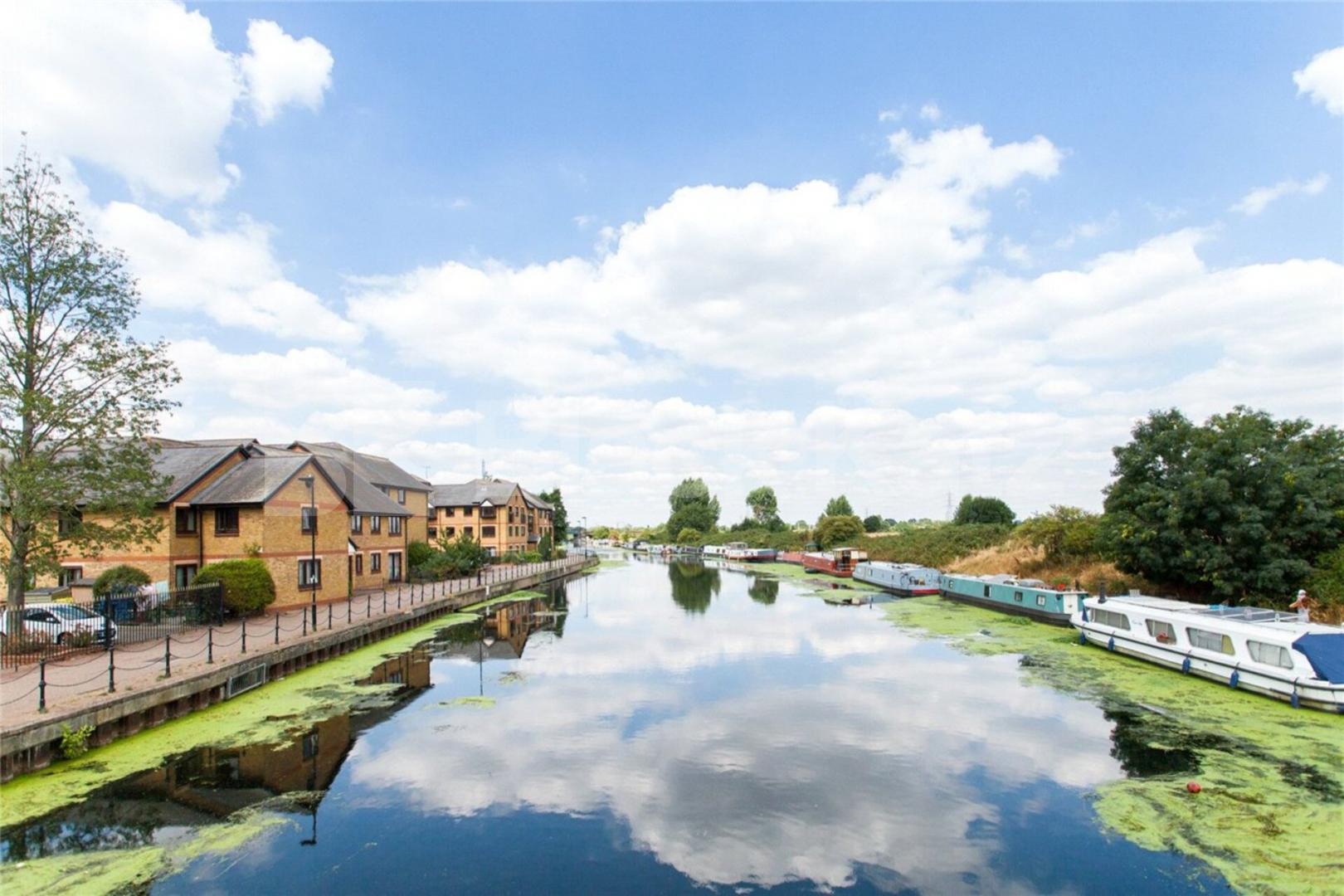 Set on the banks of the river lea a beautiful 1 bedroom property Riverside Close, Clapton 